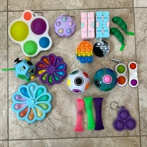 Fidget toys! Bubble pop it, peas, fidget balls, spinners and more!